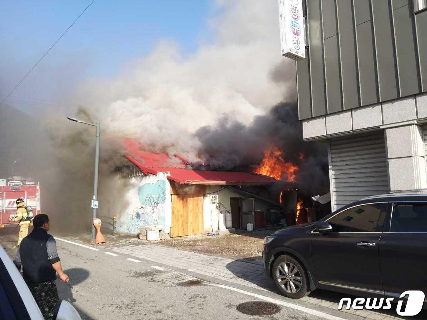 26일 오전 강원 평창 진부면 하진부리의 한 식당에서 화재가 발생해 상가 7동 중 5동이 피해를 입었다.&#40;강원도소방본부 제공&#41; 2022.11.26/뉴스1