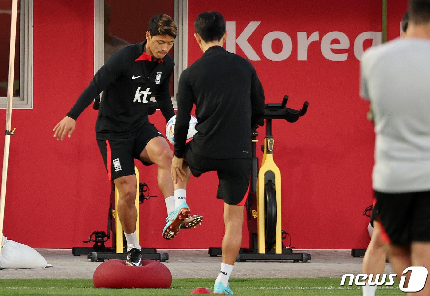 파울루 벤투 감독이 이끄는 대한민국 축구대표팀의 황희찬 등이 26일 오후&#40;현지시간&#41; 카타르 도하 알에글라 트레이닝센터에서 훈련을 하고 있다. 2022.11.26/뉴스1 ⓒ News1 이동해 기자