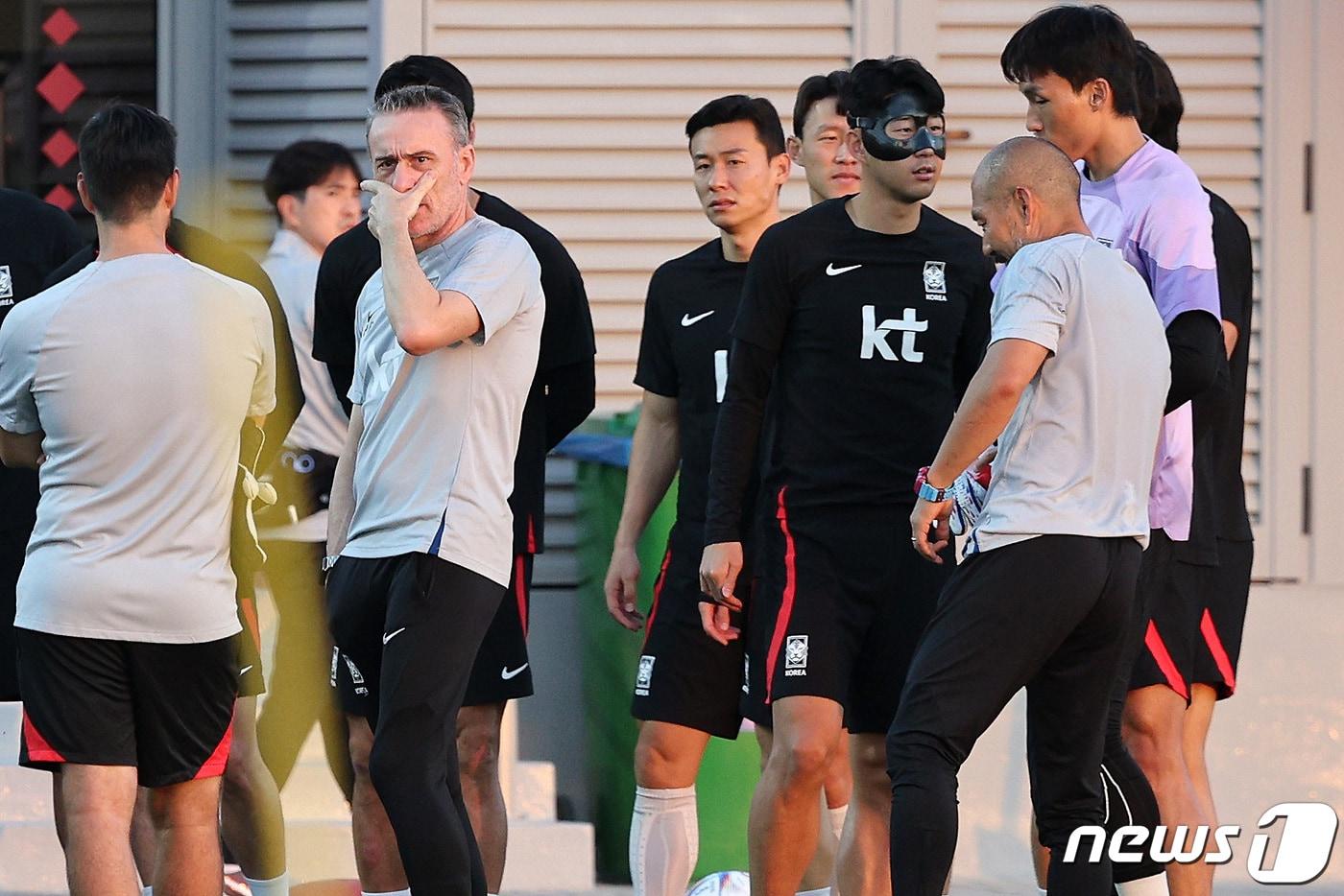 대한민국 축구대표팀 파울루 벤투 감독과 손흥민 등이 26일 오후&#40;현지시간&#41; 카타르 도하 알에글라 트레이닝센터에서 훈련을 준비하고 있다. 2022.11.26/뉴스1 ⓒ News1 이동해 기자