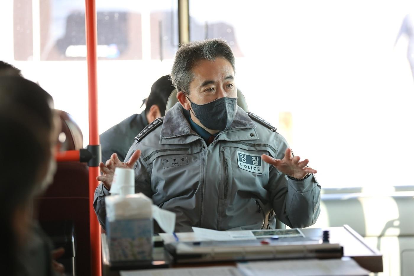 27일 오전 윤희근 경찰청장이 경기 의왕 ICD에 방문해 파업 현장을 점검하고 경찰기동대원을 격려했다. 22.11.27/뉴스1 &#40;경찰청 제공&#41;