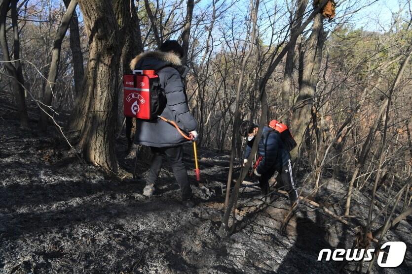 지난 25일 전북 완주군 구제리의 한 야산에서 발생한 산불이 발생 40시간 만에 진화됐다. 사진은 잔불정리 모습.&#40;완주군 제공&#41; 2022.11.27/뉴스1