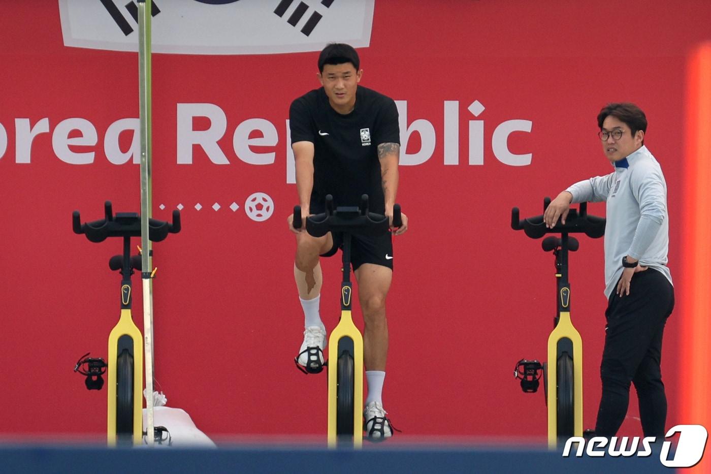 대한민국 축구대표팀 김민재가 27일 오전&#40;현지시간&#41; 카타르 도하 알에글라 트레이닝센터에서 자전거를 타고 있다. 2022.11.27/뉴스1 ⓒ News1 이광호 기자