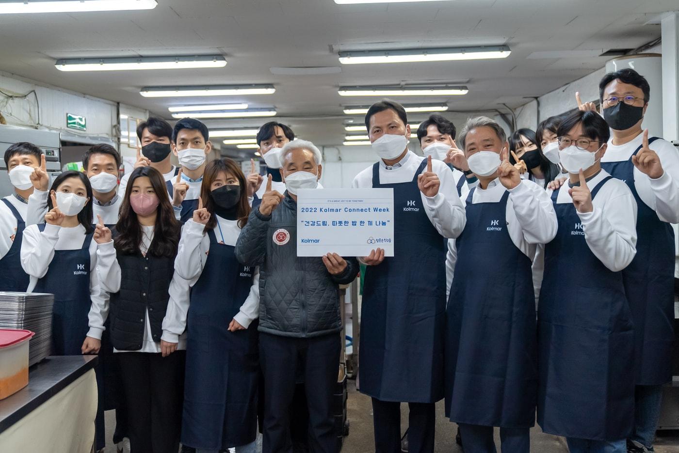 콜마 커넥트 위크 기간 중 콜마 임직원들이 배식 봉사활동 후 함께 사진을 찍고 있다.&#40;오른쪽에서 세번째&#41;한국콜마홀딩스 윤상현 부회장, &#40;오른쪽에서 두번째&#41;안병준 대표이사, &#40;오른쪽에서 네번째&#41;참좋은친구들 신석출 이사장.&#40;한국콜마제공&#41;