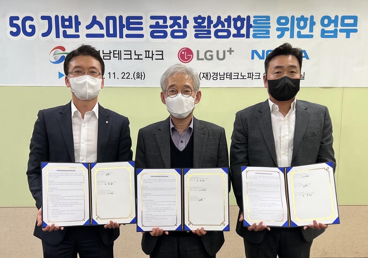 28일 LG유플러스는 경남 지역 내 중소·중견기업 공장의 5G 기반 스마트 전환 및 디지털 혁신을 위해 경남테크노파크, 노키아솔루션앤네트웍스코리아와 업무협약을 체결했다고 밝혔다. 사진은 전승훈 LG유플러스 스마트인프라사업담당&#40;왼쪽&#41;과 조유섭 경남테크노파크 정보산업본부장&#40;가운데&#41;, 이재원 노키아 코리아 전무가 기념촬영 하는 모습 &#40;LGU+ 제공&#41;