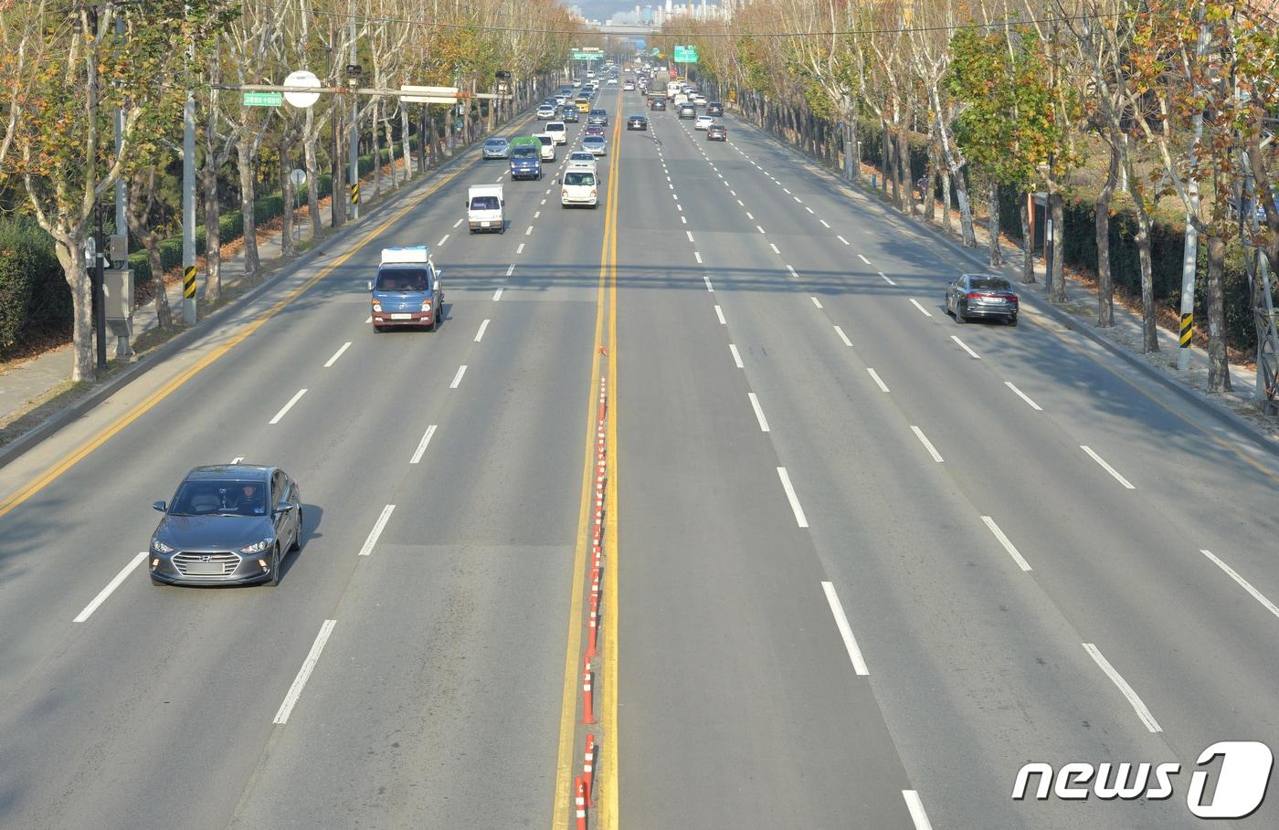 민주노총 공공운수 화물연대 파업 닷새째인 28일 오전 정부가 위기경보 &#39;를 심각&#39;으로 격상한 가운데 포스코 포항제철소 앞 도로에는 철강 제품을 수송하는 화물차량들이 자취를 감추며 한산한 모습을 보이고 있다. 2022.11.28/뉴스1 ⓒ News1 최창호 기자