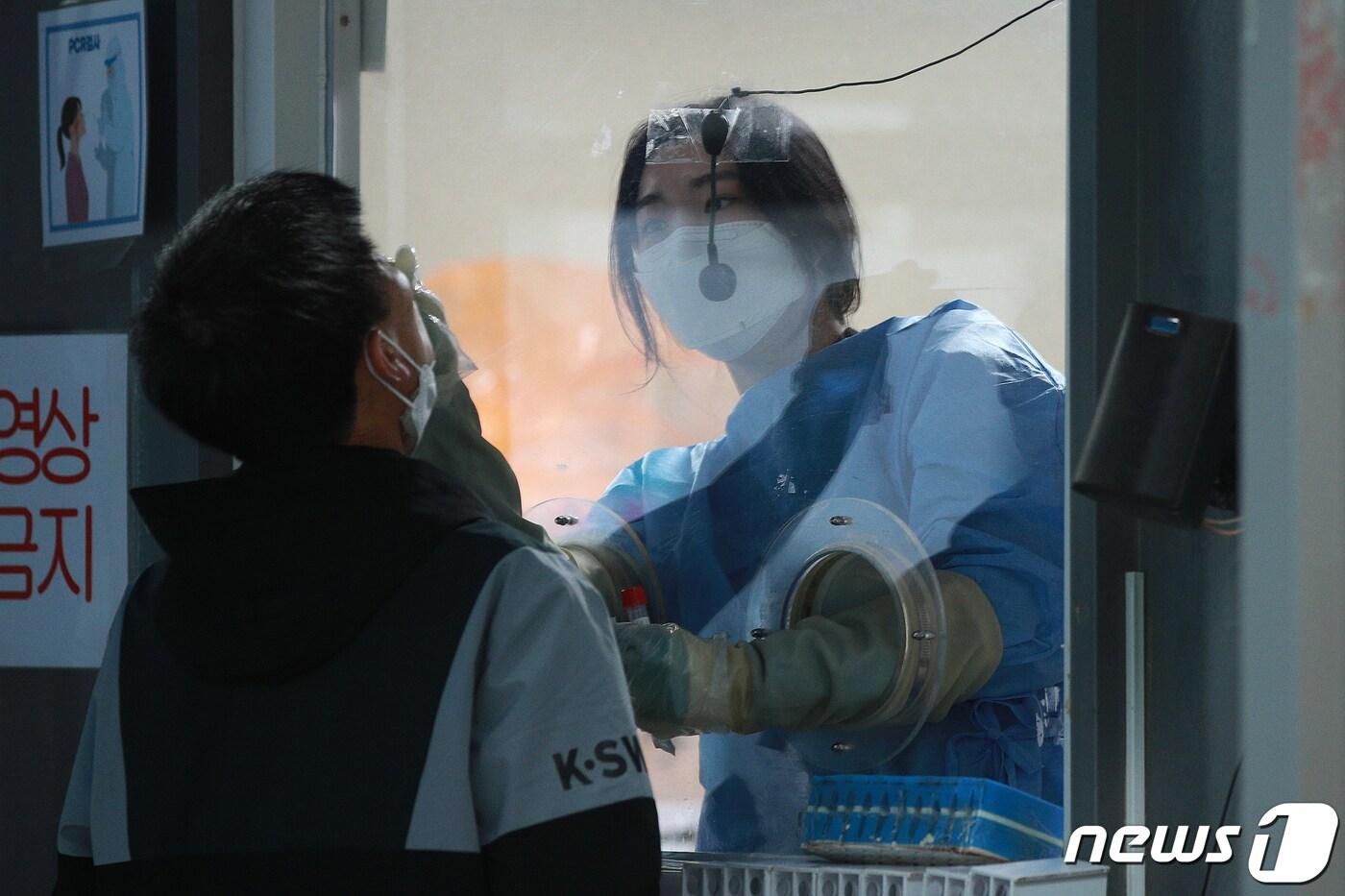 28일 오전 서울 용산구보건소 코로나19 선별진료소에서 의료진이 검체 채취를 하고 있다. 질병관리청 중앙방역대책본부에 따르면 이날 0시 기준 신종 코로나바이러스 감염증&#40;코로나19&#41; 신규 확진자는 2만2327명 발생했다. 2022.11.28/뉴스1 ⓒ News1 안은나 기자