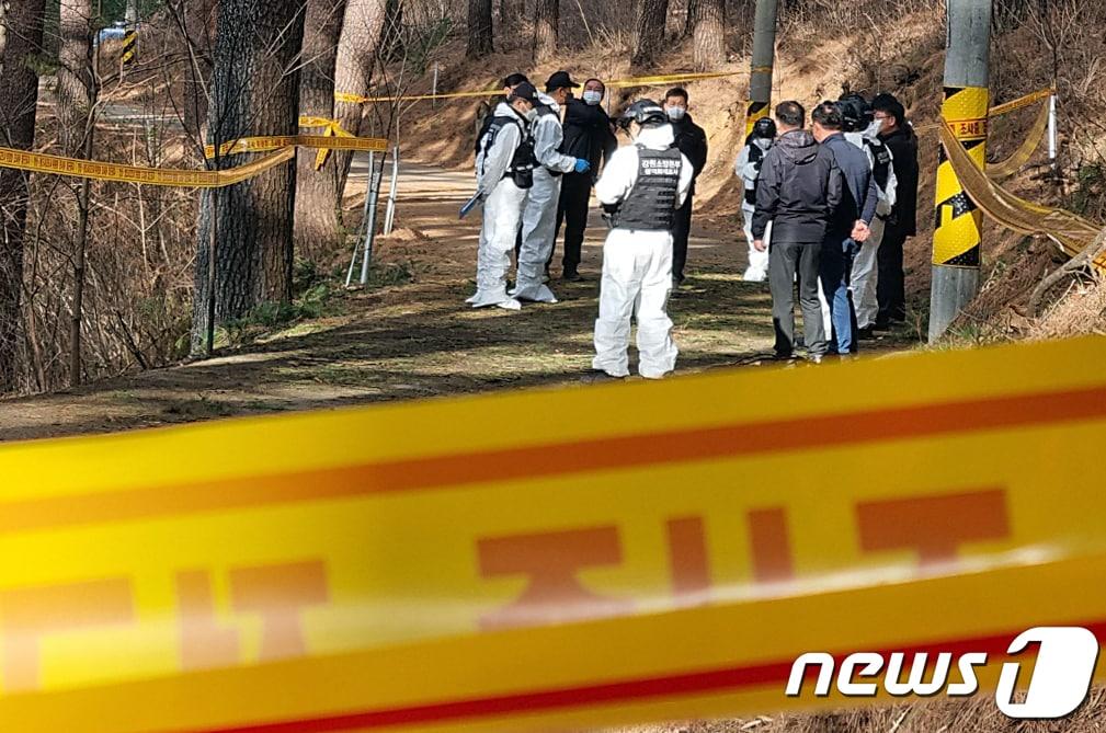 국토교통부 산하 항공철도사고조사위원회와 강원도경찰청, 강원도소방본부 관계자들이 28일 오전 강원도 양양군 현북면 어성전리 명주사 인근 지자체 임차 헬기 추락 사고 현장에서 합동감식을 진행하고 있다. 2022.11.28/뉴스1 ⓒ News1 윤왕근 기자