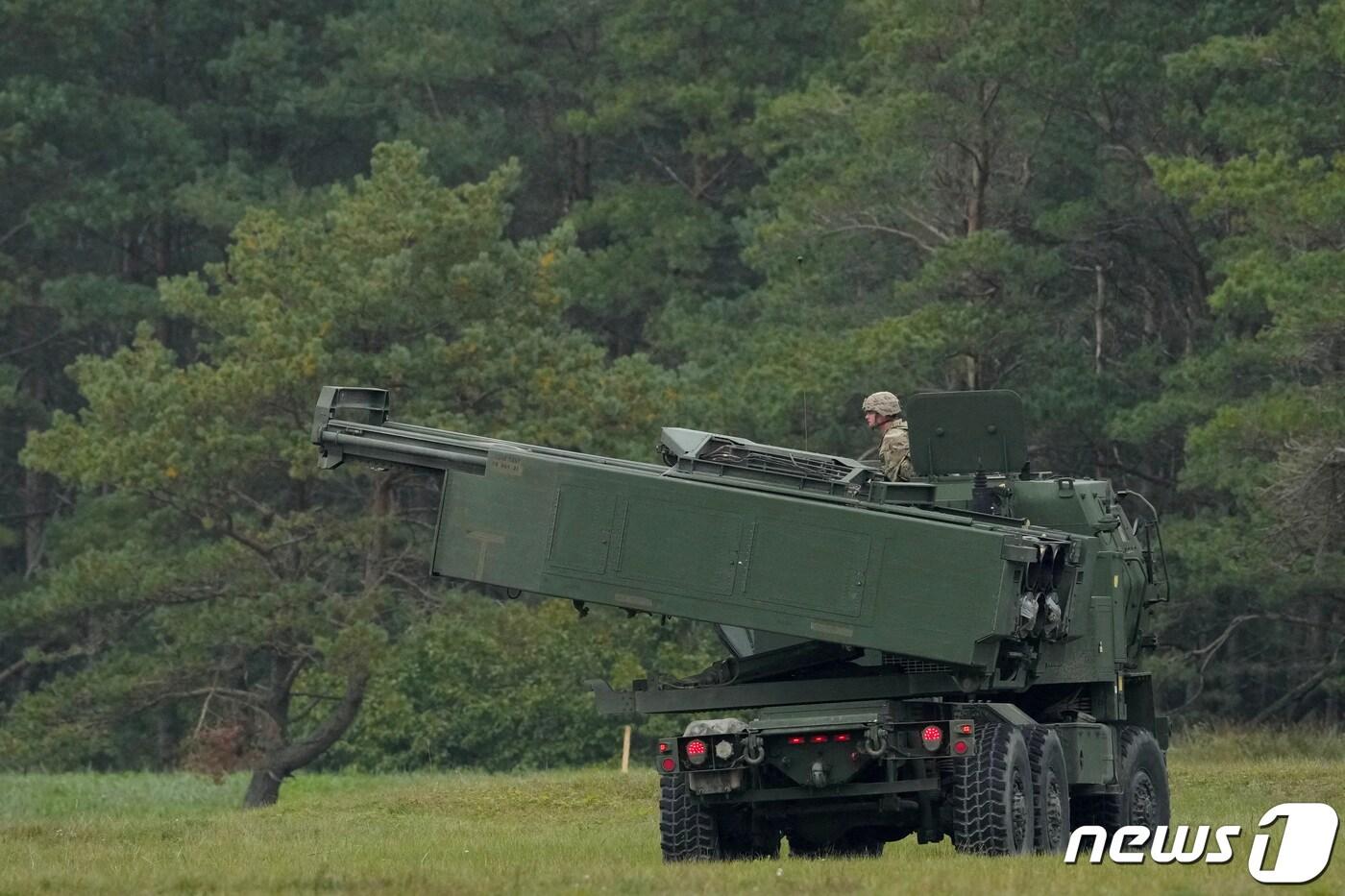 라트비아 리예파야에서 26일&#40;현지시간&#41; 하이마스&#40;HIMARS·고기동 대구경 다연장 로켓시스템&#41; M142를 동원한 군사훈련을 진행하고 있다. 2022. 11. 26. ⓒ 로이터=뉴스1 ⓒ News1 최서윤 기자