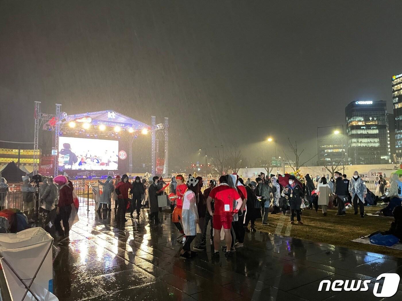 28일 서울 종로구 광화문광장 일대에 대한민국 축구 대표팀의 &#39;2022카타르 월드컵&#39; 가나와의 거리응원을 위해 응원단이 자리를 지키고 있다. 2022.11.28/뉴스1 ⓒ News1 박재하 기자