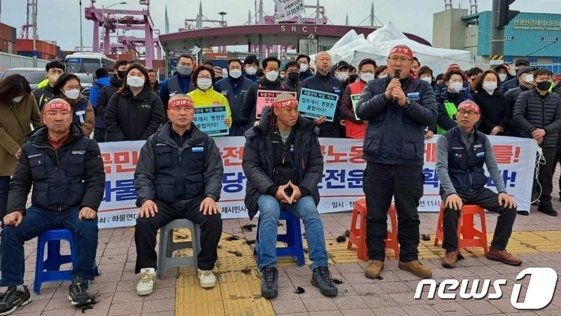 29일 오전 인천시 연수구 선광컨테이너터미널 앞에서 민주노총 전국공공운수노동조합 화물연대본부 인천본부&#40;이하 본부&#41; 주최로 총파업 결의대회가 열린 가운데 간부들이 투쟁 의지를 강하게 내비치며 삭발식을 열었다.&#40;민주노총 인천본부 제공&#41;2022.11.29/뉴스1 ⓒ News1 박아론 기자