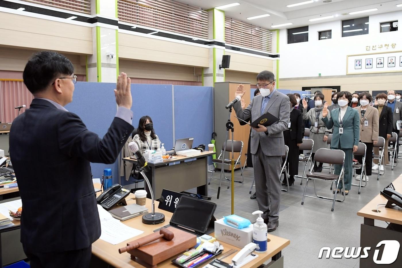 광주 광산구의회가 29일 제9대 행정사무감사 돌입에 앞서 관계자들이 선서를 하고 있다. &#40;광산구의회 제공&#41; 2022.11.29/뉴스1