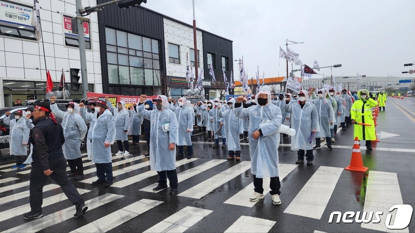 울산화물연대는 29일 오전 울산신항에서 조합원 500여명이 참석한 가운데 &#39;총파업총력투쟁&#39; 결의대회를 가졌다.