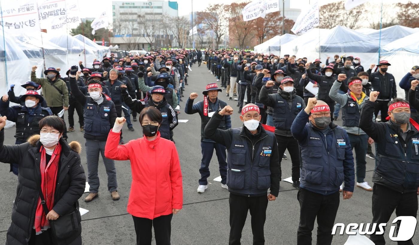 민주노총 공공운수노조 화물연대본부의 집단운송거부&#40;총파업&#41; 행동이 엿새째 이어진 29일 오후 경기 의왕시 화물연대 서경지역본부에서 열린 화물연대 결의대회에서 노조원들이 구호를 외치고 있다. 국토교통부는 이날 화물자동차운수사업법 제14조에 따라 국무회의 심의를 거쳐 시멘트업계의 집단운송 거부자에 대하여 업무개시명령을 발동했다. 이번 조치는 참여정부 당시인 2004년 업무개시명령 제도가 도입된 이후 최초 적용되는 사례다. 2022.11.29/뉴스1 ⓒ News1 김영운 기자