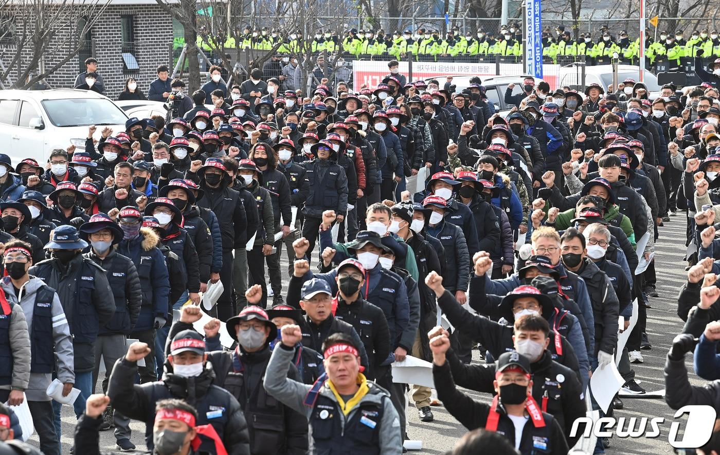 민주노총 공공운수노조 화물연대본부의 집단운송거부&#40;총파업&#41; 행동이 엿새째 이어진 29일 오후 경기 의왕시 화물연대 서경지역본부에서 열린 화물연대 결의대회에서 노조원들이 구호를 외치고 있다공동취재&#41; 2022.11.29/뉴스1 ⓒ News1 김영운 기자