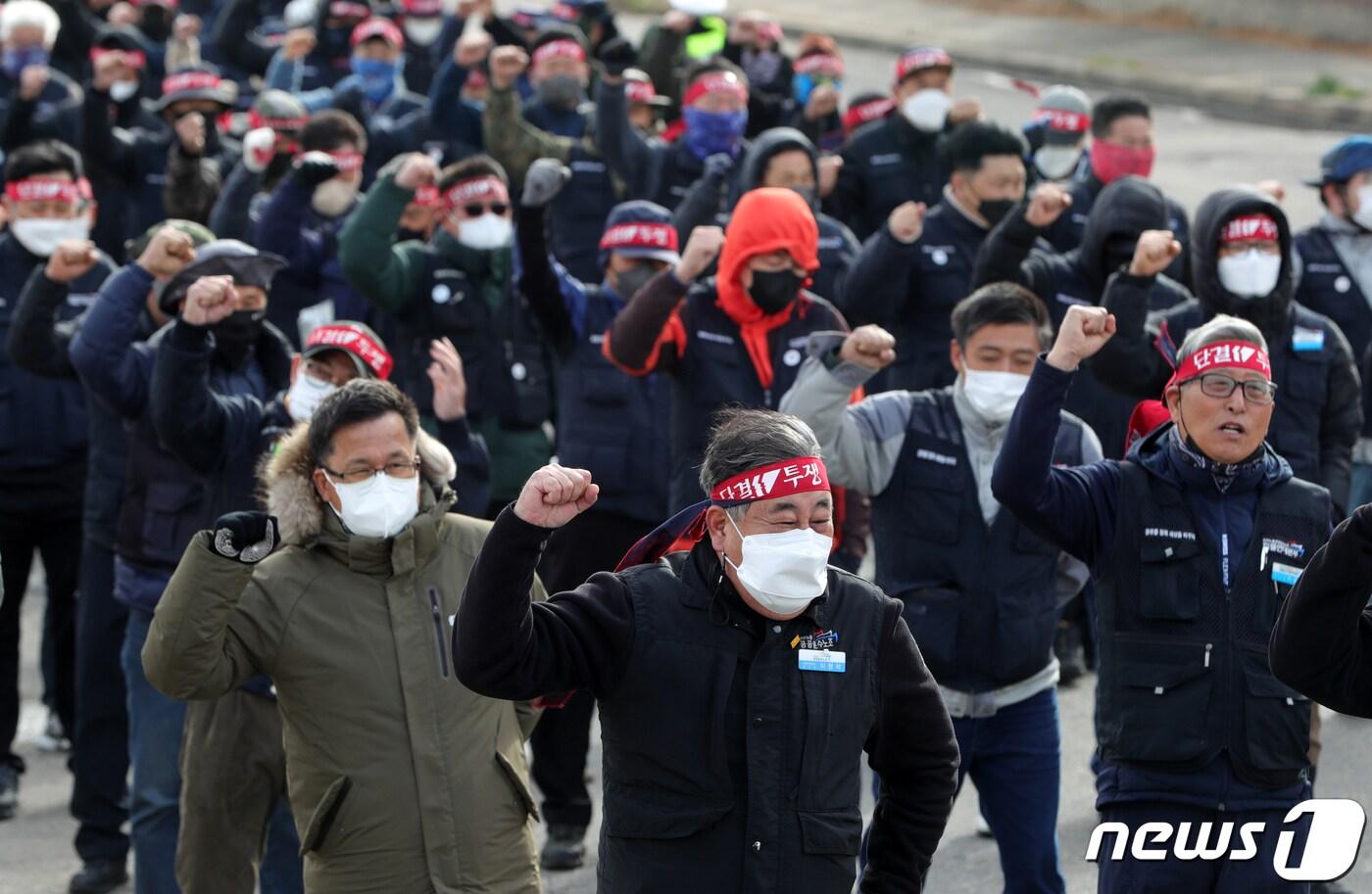 민주노총 공공운수노조 화물연대 전북지역본부 관계자들이 29일 전북 군산시 군산항 3부두 앞에서 총파업 투쟁승리 결의대회를 하고 있다. 2022.11.29/뉴스1 ⓒ News1 유경석 기자