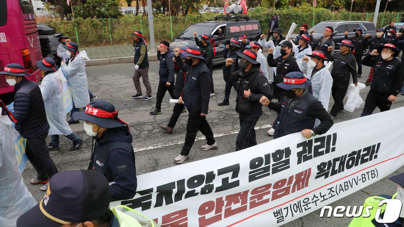 민주노총 공공운수노조 화물연대본부의 집단운송거부&#40;총파업&#41; 행동이 엿새째 이어진 29일 오후 부산 강서구 부산신항 인근도로에서 화물연대 부산지역 노조원들이 행진을 하고 있다. 2022.11.29/뉴스1 ⓒ News1 김영훈 기자