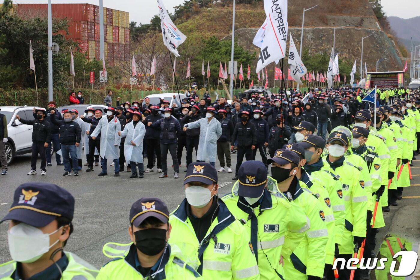 민주노총 공공운수노조 화물연대본부의 집단운송거부&#40;총파업&#41; 행동이 엿새째 이어진 29일 오후 부산 강서구 부산신항 인근도로에서 화물연대 부산지역 노조원들이 행진을 하고 있다. 2022.11.29/뉴스1 ⓒ News1 김영훈 기자