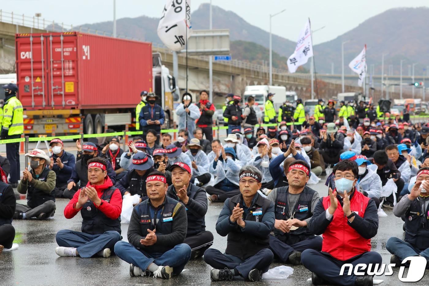 민주노총 공공운수노조 화물연대본부의 집단운송거부&#40;총파업&#41; 행동이 엿새째 이어진 29일 오후 부산 강서구 부산신항 인근도로에서 부산지역본부 결의대회가 열리고 있다. 2022.11.29/뉴스1 ⓒ News1 김영훈 기자