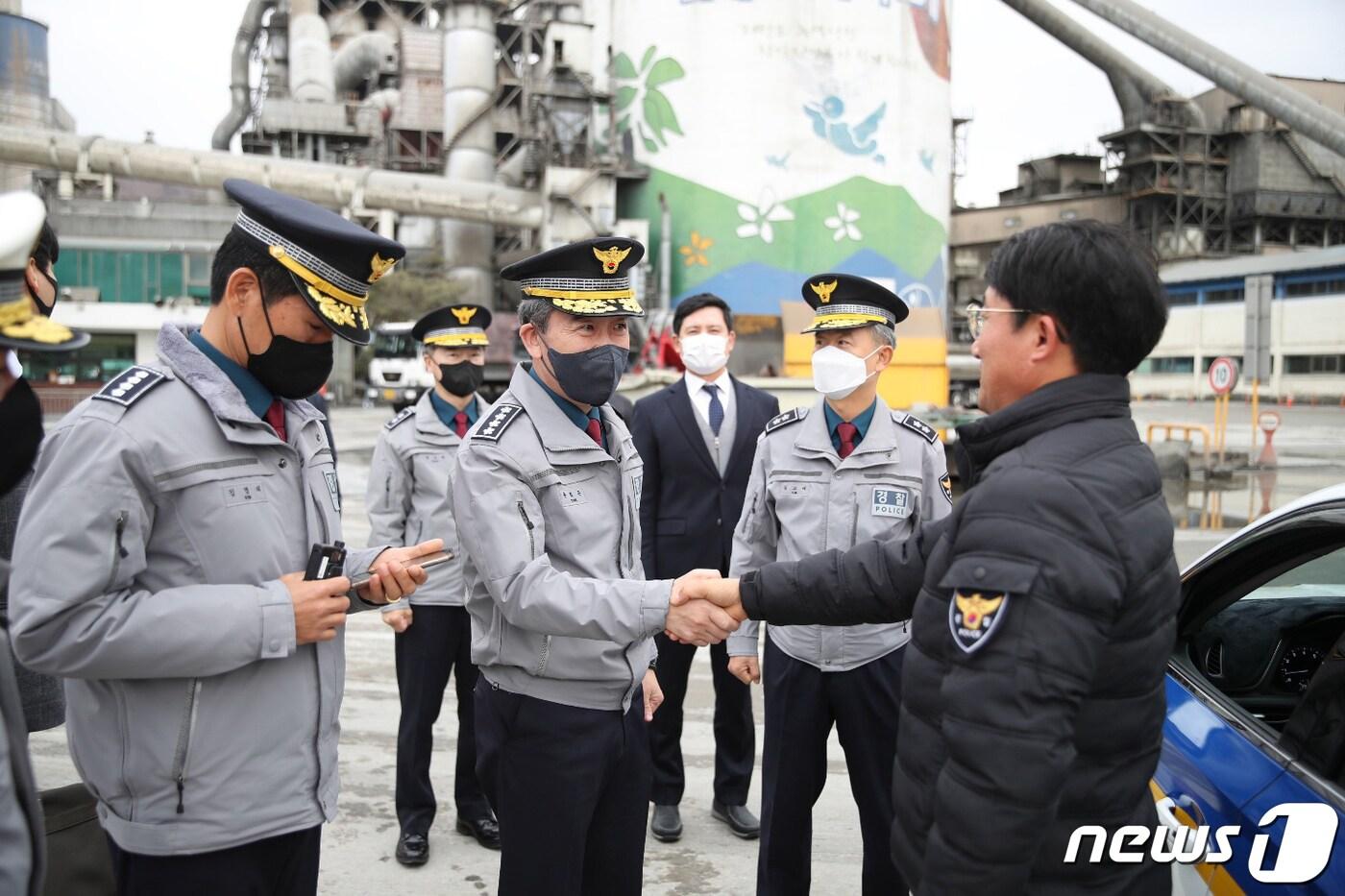 윤희근 경찰청장이 29일 오후 충북 단양에 위치한 시멘트 제조사 주변의 집단운송거부 현장을 방문해 경찰의 조치사항을 점검하고 근무 중인 경찰관을 격려하고 있다. &#40;경찰청 제공&#41; 2022.11.29/뉴스1