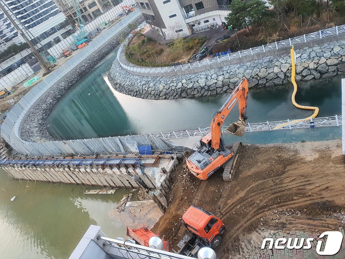 2일 오후 3시58분쯤 전남 여수시 웅천동 한 아파트 신축 공사 현장에서 공사장 외벽을 둘러싸고 있는 흙막이벽이 붕괴되는 사고가 발생, 관할 당국이 복구작업을 실시하고 있다. &#40;여수시 제공&#41; 2022.11.3/뉴스1 ⓒ News1