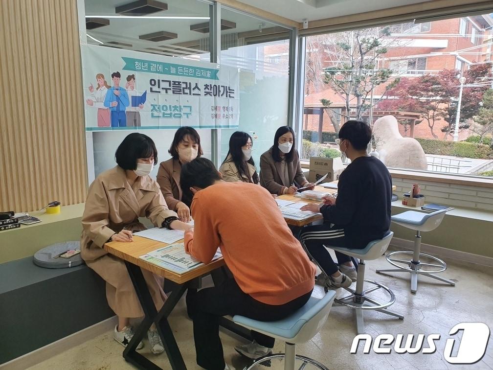 전북 김제시가 한국폴리테대학 전북캠퍼스에서 인구플러스 찾아가는 전입창고&#39;를 운영하고 있다.&#40;김제시제공&#41; 2022.11.3/뉴스1