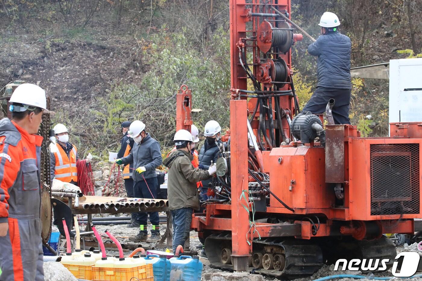 3일 오전 경북 봉화군 아연광산 매몰 사고 현장에서 한국광해광업공단과 산업통상자원부 동부광산안전사무소, 군, 소방 등 구조반 관계자들이 천공기를 이용해 확보한 지하 170m 지점에 내시경을 넣어 고립 작업자들의 생존 신호를 확인하기 위해 안간힘을 쏟고 있다. 2022.11.3/뉴스1 ⓒ News1 공정식 기자