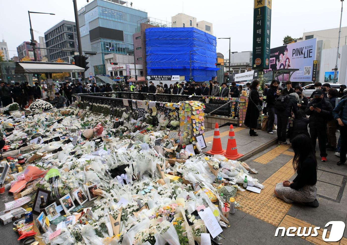 3일 오후 &#39;이태원 압사 참사&#39; 추모공간이 마련된 서울 용산구 이태원역 1번출구에서 시민들이 희생자들을 추모하고 있다. 2022.11.3/뉴스1 ⓒ News1 구윤성 기자