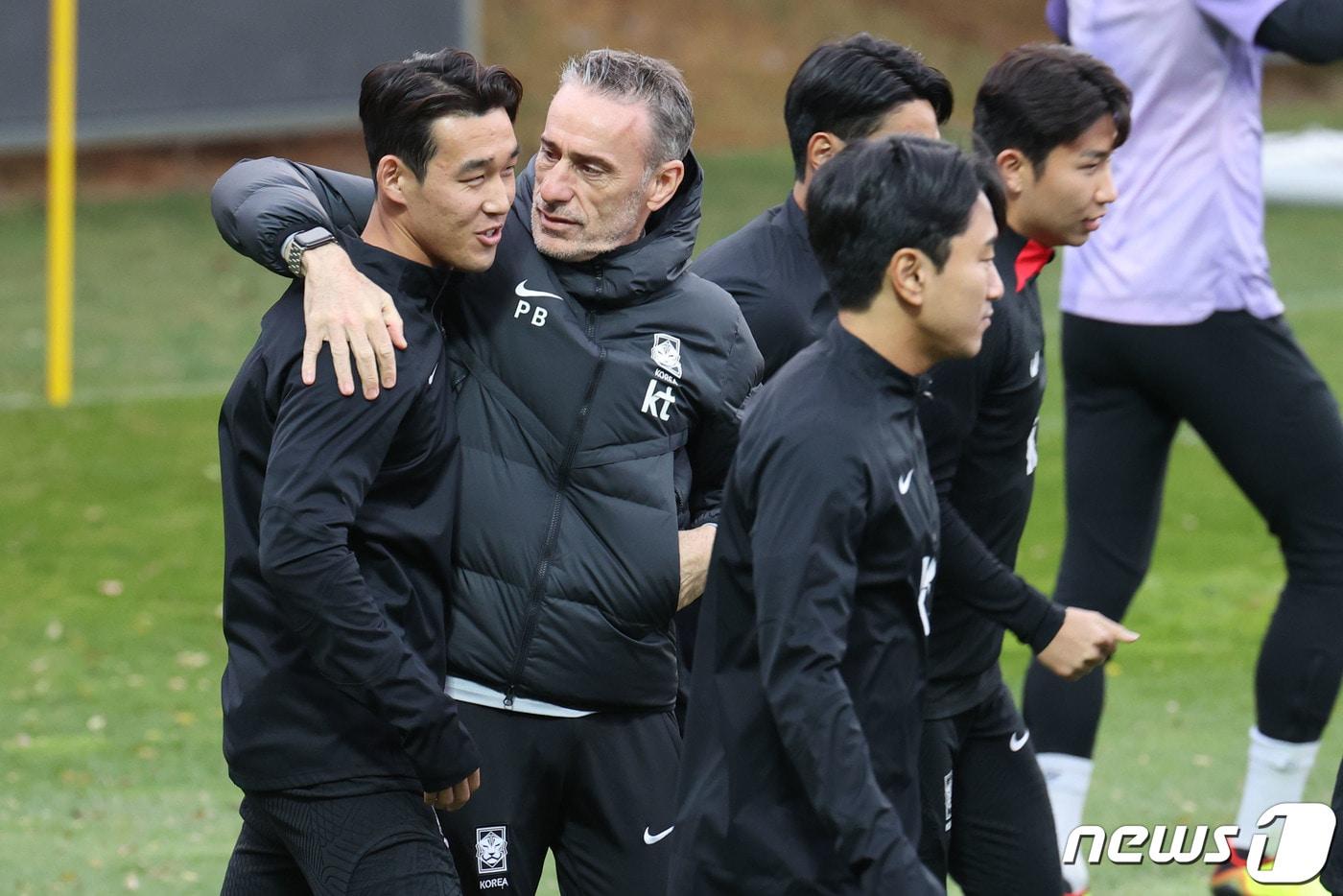 파울루 벤투 축구국가대표팀 감독이 3일 오후 경기 파주 축구대표팀 트레이닝센터&#40;NFC&#41;에서 열린 훈련에서 송민규와 어꺠동무를 하며 대화하고 있다. 카타르 월드컵을 앞둔 축구국대표팀은 오는 11일 화성종합운동장에서 아이슬란드와 마지막 평가전을 치른다. 2022.11.3/뉴스1 ⓒ News1 이광호 기자