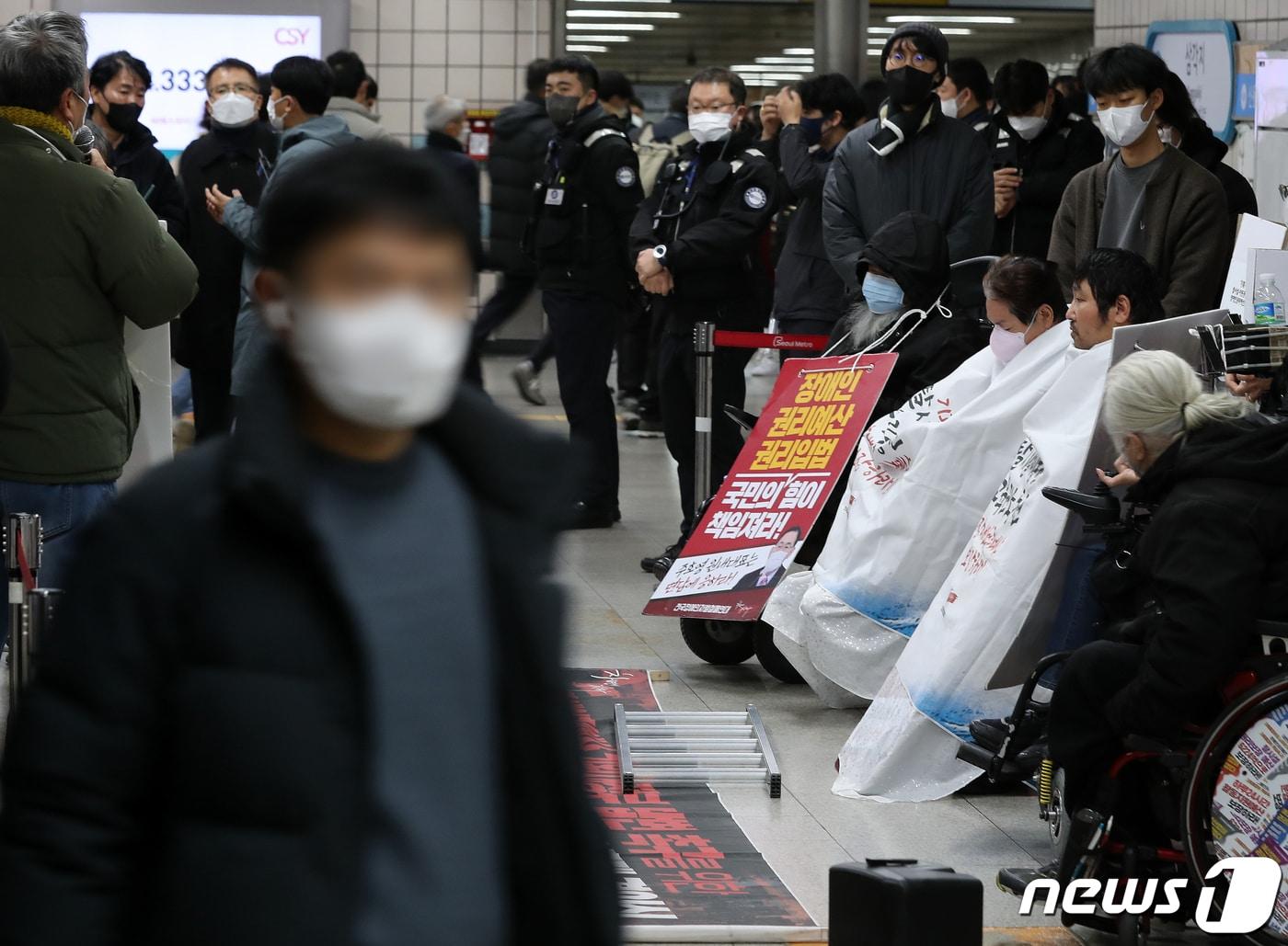 전국장애인차별철폐연대 회원들이 서울 용산구 4호선 삼각지역 승강장에서 장애인 권리 예산과 이동권 보장 등을 촉구하며 삭발식을 하고 있다. 2022.11.30/뉴스1 ⓒ News1 김진환 기자