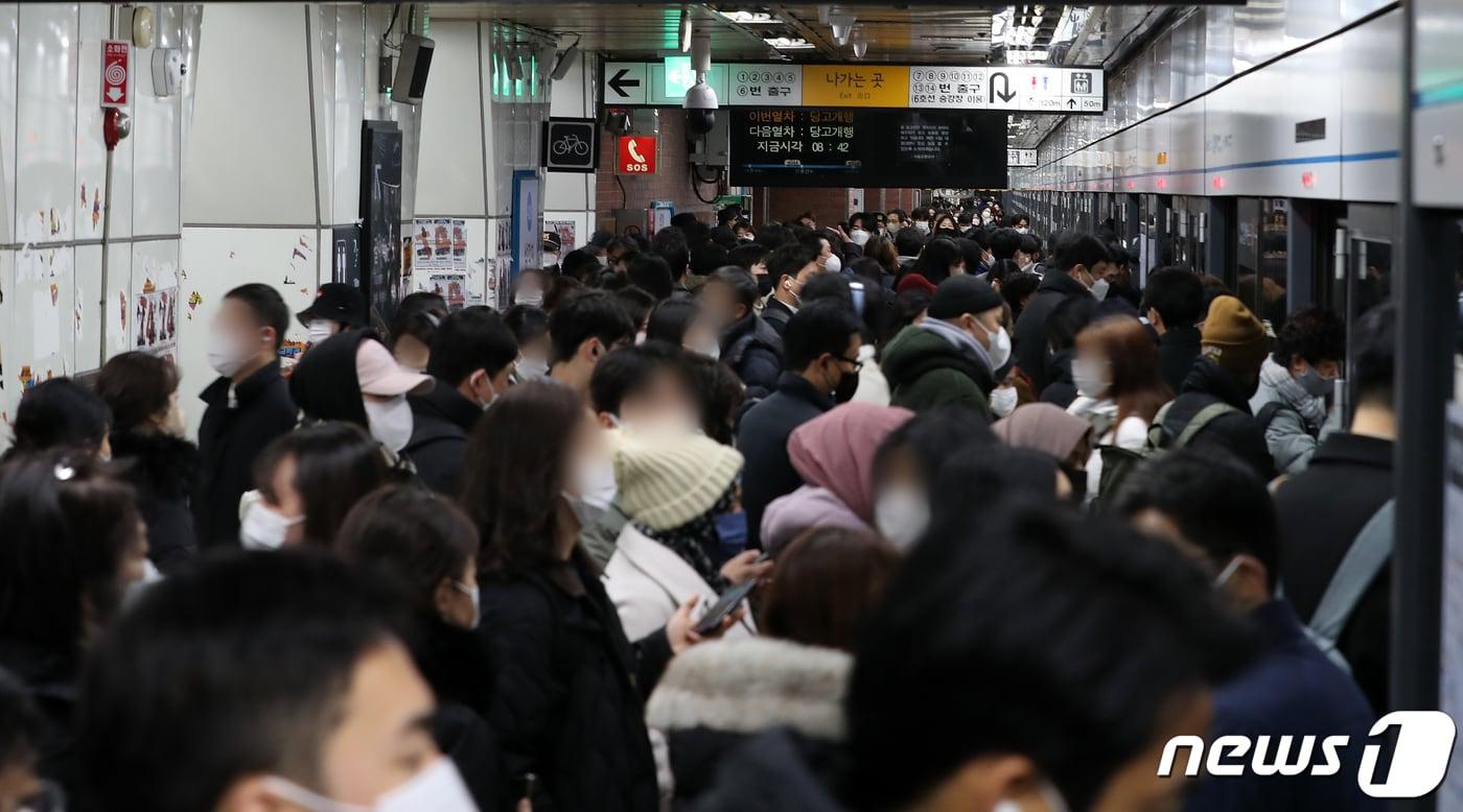 서울 지하철을 운영하는 서울교통공사 노조가 총파업에 돌입한 지난해 11월30일 오전 서울 6호선 삼각지역 승강장에서 시민들이 지하철을 이용하고 있다. 2022.11.30/뉴스1 ⓒ News1 김진환 기자