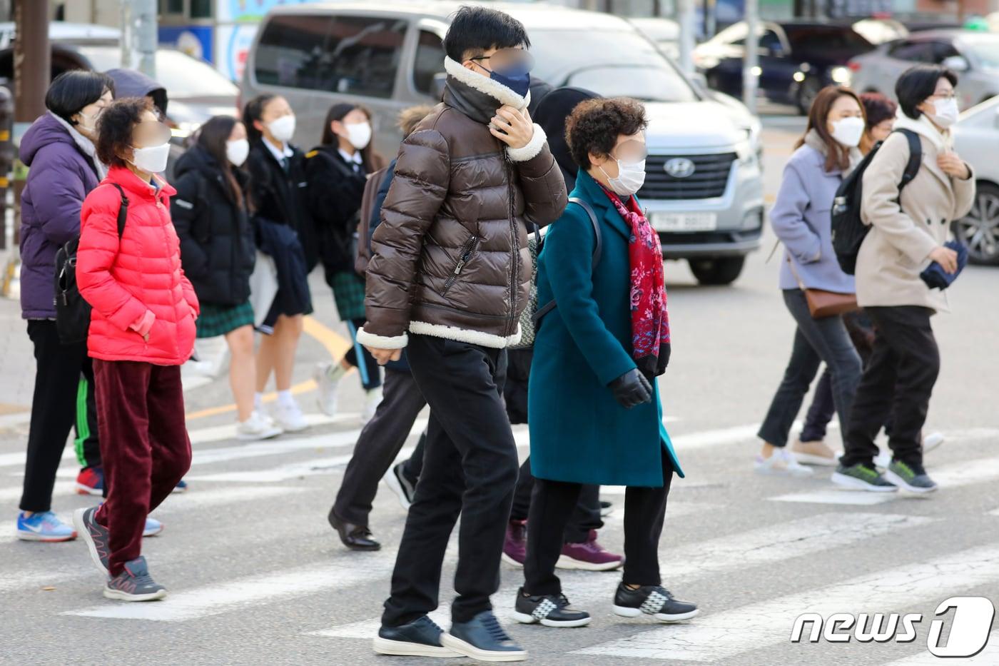 부산 동래구 동래역에서 두터운 옷차림의 시민들이 출근을 서두르고 있다. 2022.11.30/뉴스1 ⓒ News1 