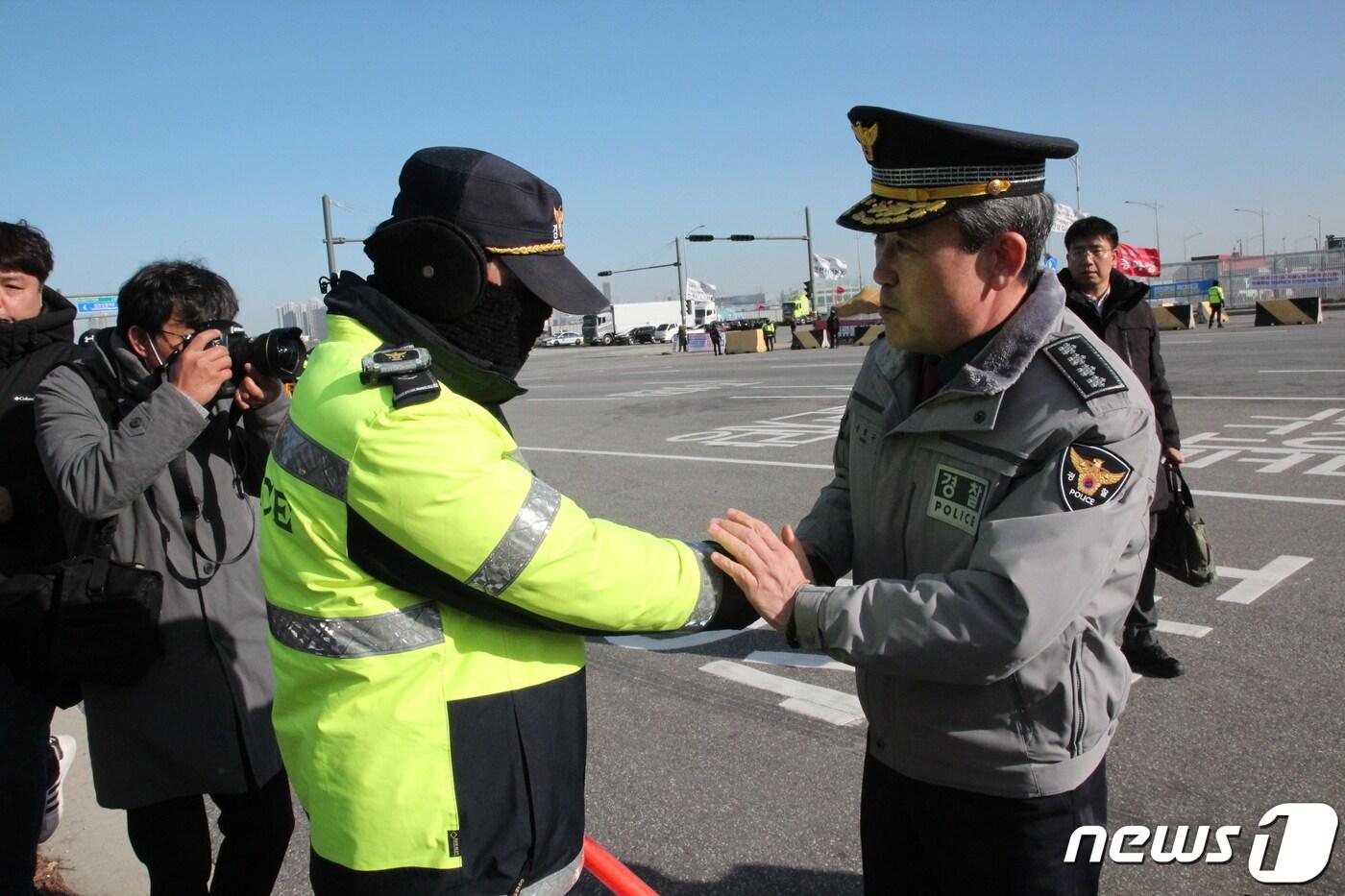 윤희근 경찰청장이 30일 오전 인천시 연수구 인천신항 선광터미널에서 현장을 점검한 뒤 근무자를 격려하고 있다. 2022.11.30/뉴스1 ⓒ News1 박아론 기자