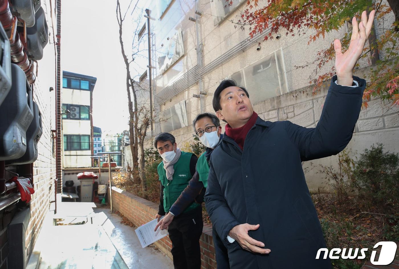 오세훈 서울시장이 서울 서대문구 서울시 안심동행주택 1호 주택성능개선사업 반지하 주택 현장을 둘러보고 있다. 해당 주택은 지난 8월 내린 폭우로 침수 피해를 입은 곳이다. 2022.11.30/뉴스1 ⓒ News1 김민지 기자