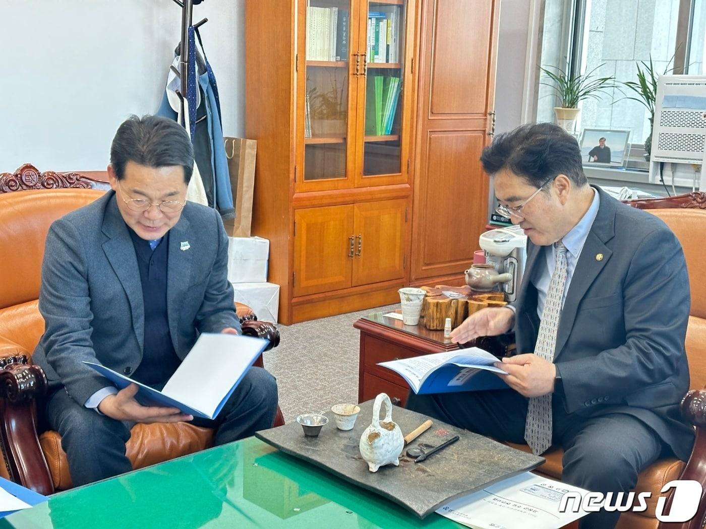 권익현 전북 부안군수&#40;왼쪽&#41;가 30일 우원식 국회 예결위원장을 만나 국가예산이 투입되는 부안군 주요사업을 설명하고 있다.&#40;부안군 제공&#41;2022.11.30/뉴스1  