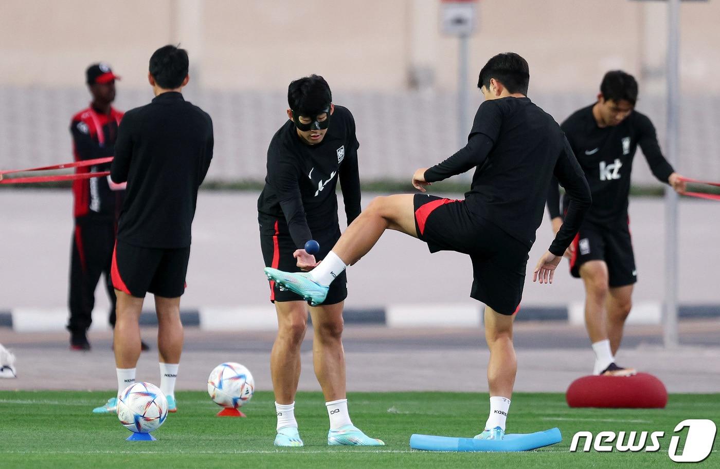 대한민국 축구대표팀 손흥민과 이강인이 30일 오후&#40;현지시간&#41; 카타르 도하 알에글라 트레이닝센터에서 훈련을 하고 있다. 2022.11.30/뉴스1 ⓒ News1 이동해 기자