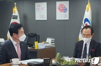 3일 박상돈 천안시장&#40;오른쪽&#41;과 김두중 충남신보 이사장이 중소기업과 소상공인을 위한 보증지원 확대를 위한 논의를 하고 있다. &#40;충남신보 제공&#41; /뉴스1