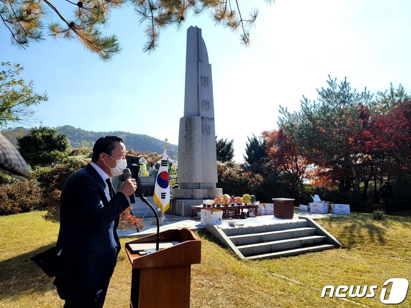 4일 전북 순창군 쌍치면 정산체육공원 내 위령탑 앞에서는 6.25 전쟁 전후 무고하게 희생당한 민간인 희생자를 위로하는 합동추모제가 개최됐다. 최영일 순창군수가 추모사를 낭독하고 있다.&#40;순창군 제공&#41;2022.11.4/뉴스1