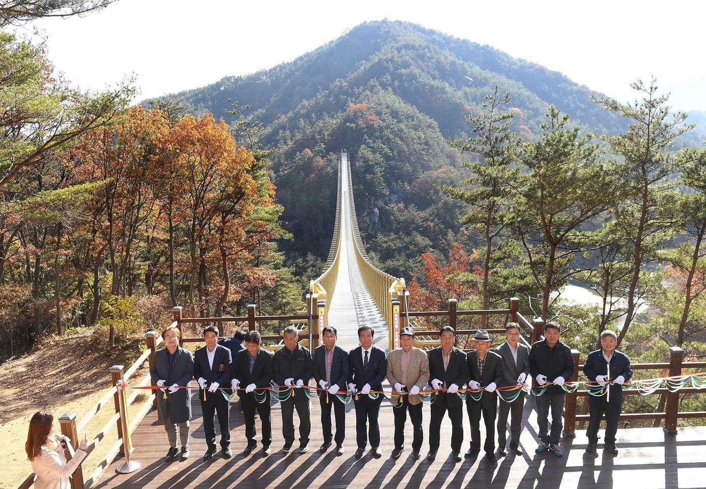 거창군은 4일 구인모 군수를 비롯해 각급 기관단체장 등 300여 명이 참석한 가운데 수승대 출렁다리 개통식을 개최했다&#40;거창군 제공&#41;