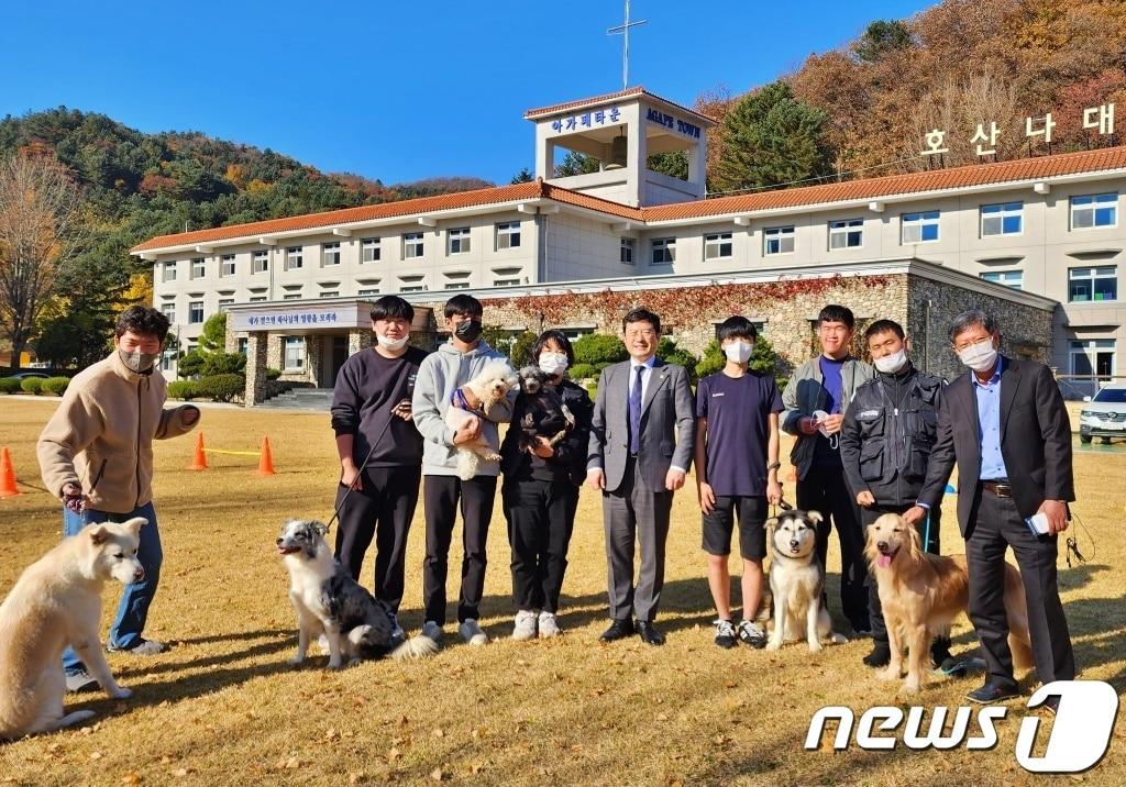 서울시수의사회와 호산나대학은 2일 경기 가평군 호산나대학에서 업무협약을 맺었다.&#40;서울시수의사회 제공&#41;