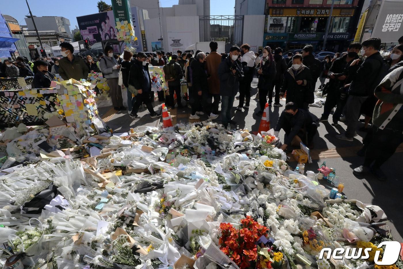 5일 오후 서울 용산구 이태원역 1번출구에 마련된 이태원 참사 추모공간을 찾은 시민들이 추모를 하고 있다. 2022.11.5/뉴스1 ⓒ News1 박세연 기자