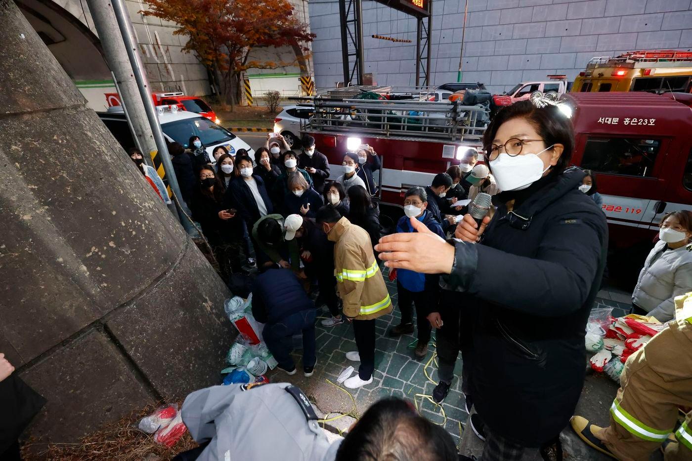 산불 진화작업을 지휘 중인 김미경 은평구청장&#40;은평구 제공&#41;.