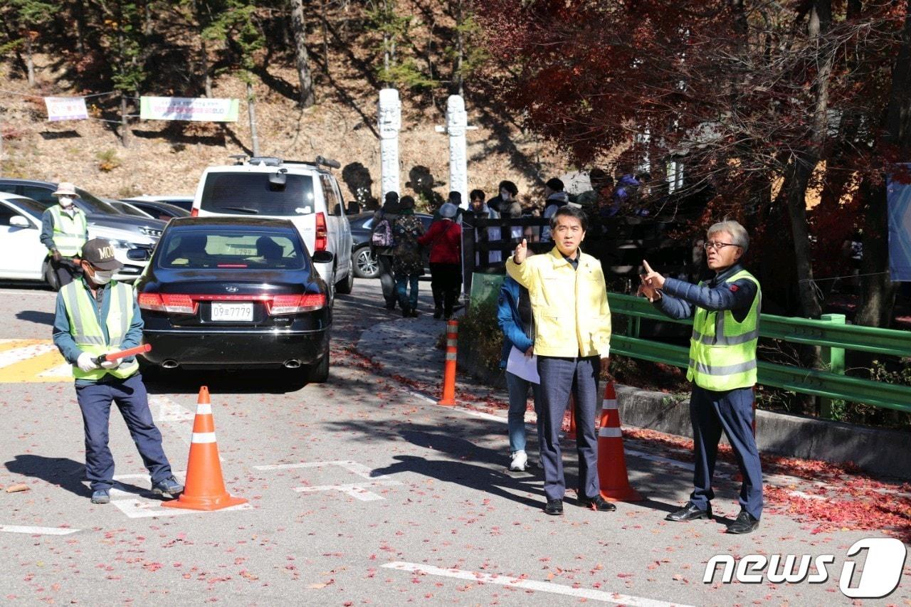 최재형 보은군수가 속리산 말티재 관문 관광지를 찾아  안전사고 예방 실태 점검을 하고 있다. &#40;보은군 제공&#41;