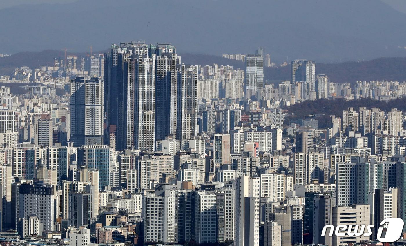 6일 서울 중구 남산에서 시내에 위치한 아파트 단지가 보이고 있다. 2022.11.6/뉴스1 ⓒ News1 장수영 기자