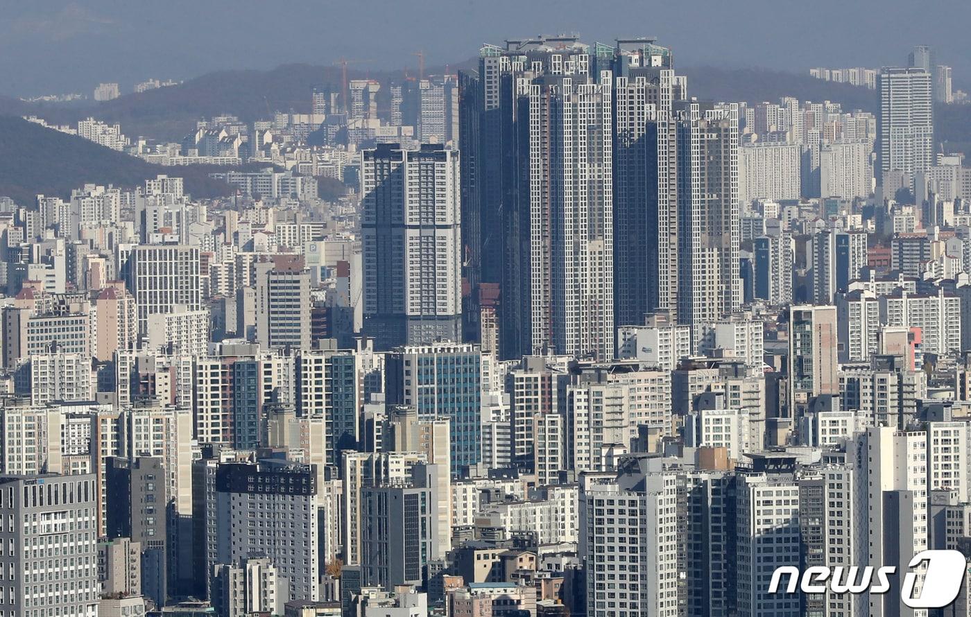 6일 서울 중구 남산에서 시내에 위치한 아파트 단지가 보이고 있다. 2022.11.6/뉴스1 ⓒ News1 장수영 기자