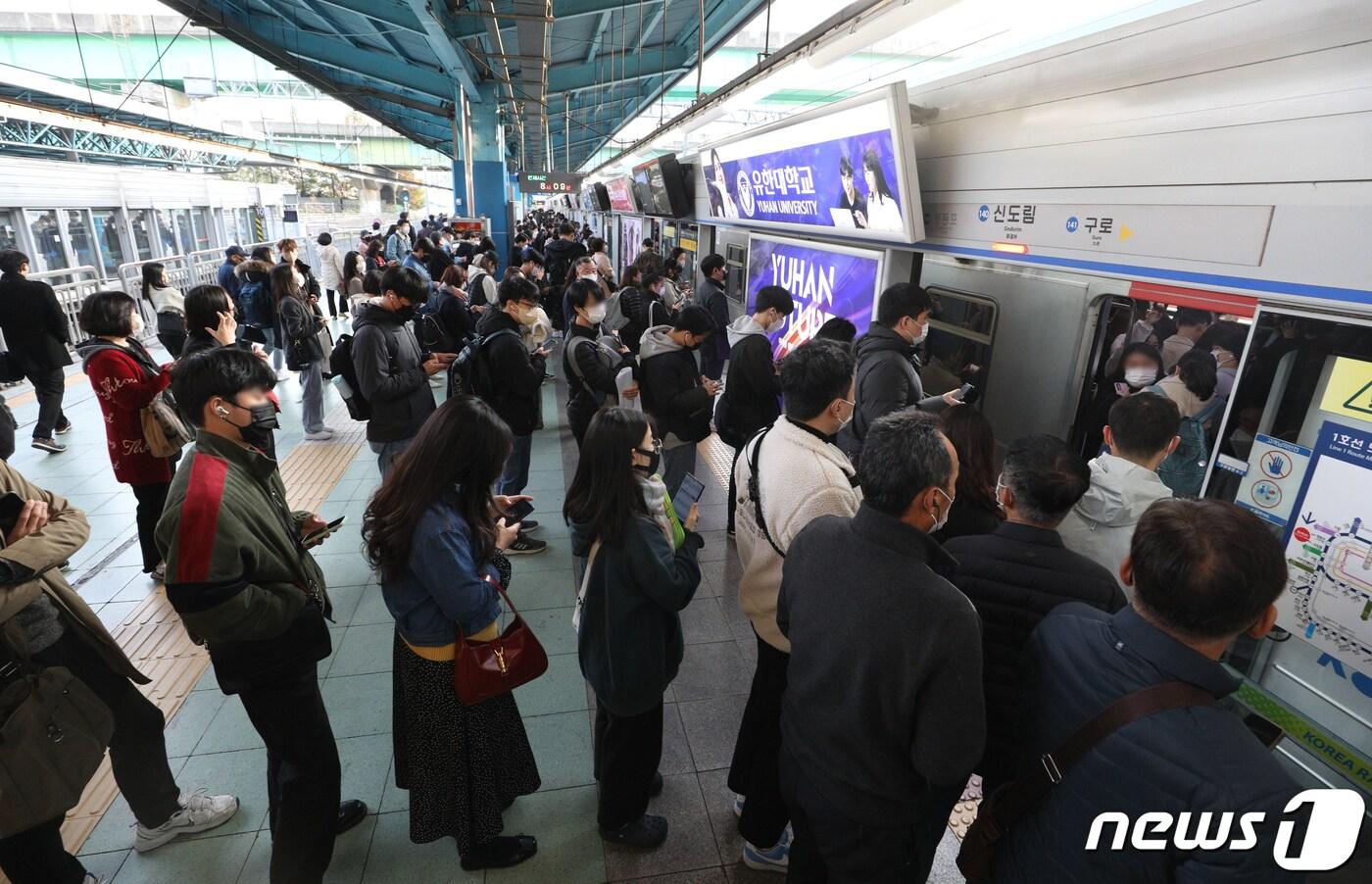 서울 신도림역 지하철 운행이 지연되고 있는 모습. &#40;뉴스1 DB, 기사와 관련 없음&#41; ⓒ News1 신웅수 기자