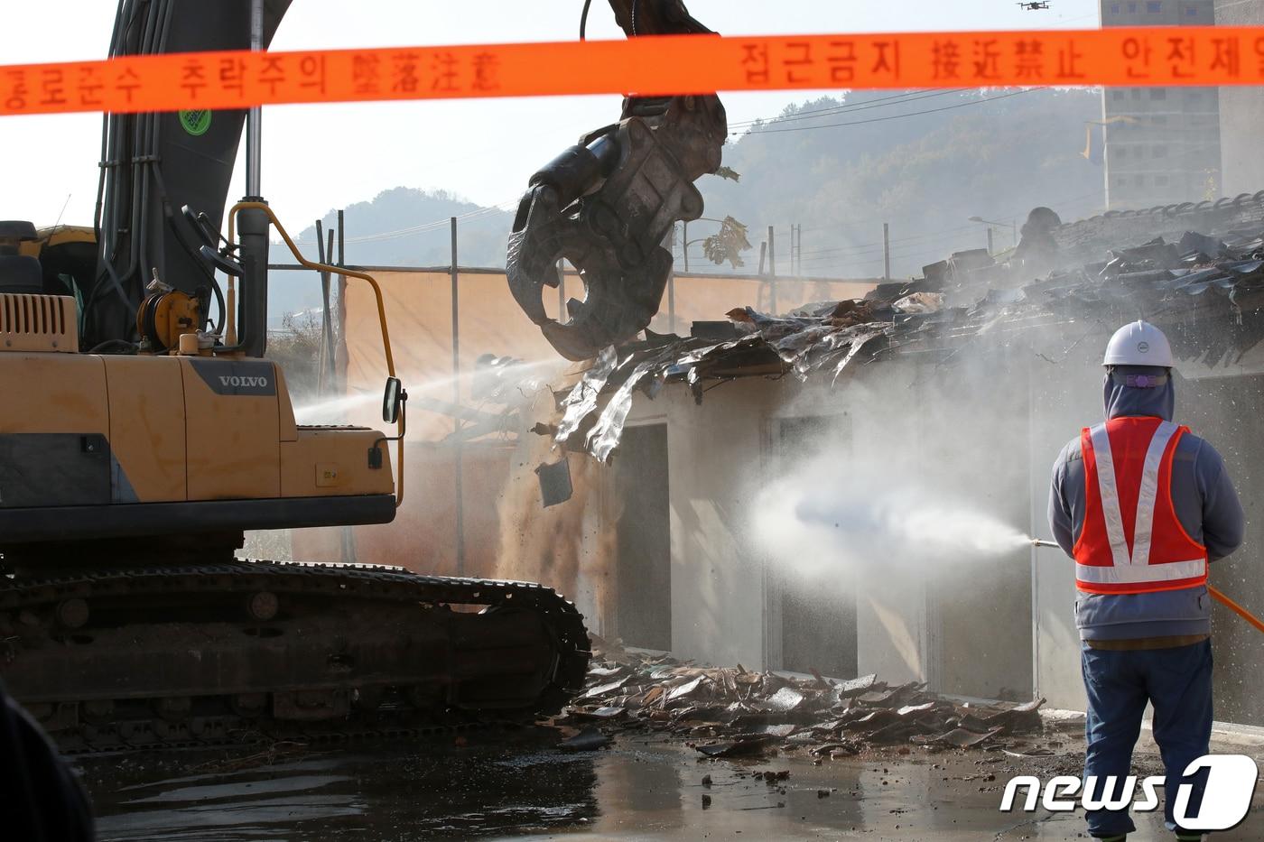 2022년 11월 7일 오전 광주 동구 학동4구역재개발 사업지 내 건축물 철거 공사가 중지 1년 5개월여 만에 재개되고 있다. 철거 공사 대상지는 학동 901-145번지로 연면적 29.09㎡의 1층짜리 목조 주택이다. 2022.11.7/뉴스1 ⓒ News1 이승현 기자