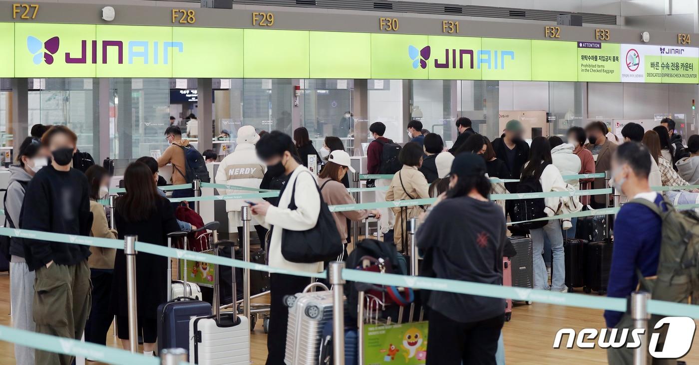 인천국제공항 제1여객터미널 출국장에서 여행객들이 출국 수속을 밟고 있다. 2022.11.7/뉴스1 ⓒ News1 민경석 기자