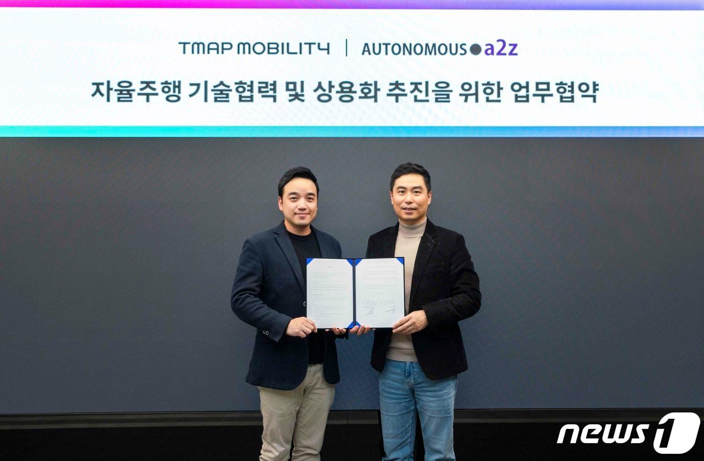 박서하 티맵모빌리티 Future Mobility 담당&#40;왼쪽&#41;과 한지형 오토노머스에이투지 대표가 지난달 31일 서울 중구 티맵모빌리티 본사에서 ‘자율주행 기술협력 및 상용화 추진을 위한 업무협약&#40;MOU&#41;’을 체결한 후 기념 촬영을 하고 있다.&#40;티맵모빌리티 제공&#41;