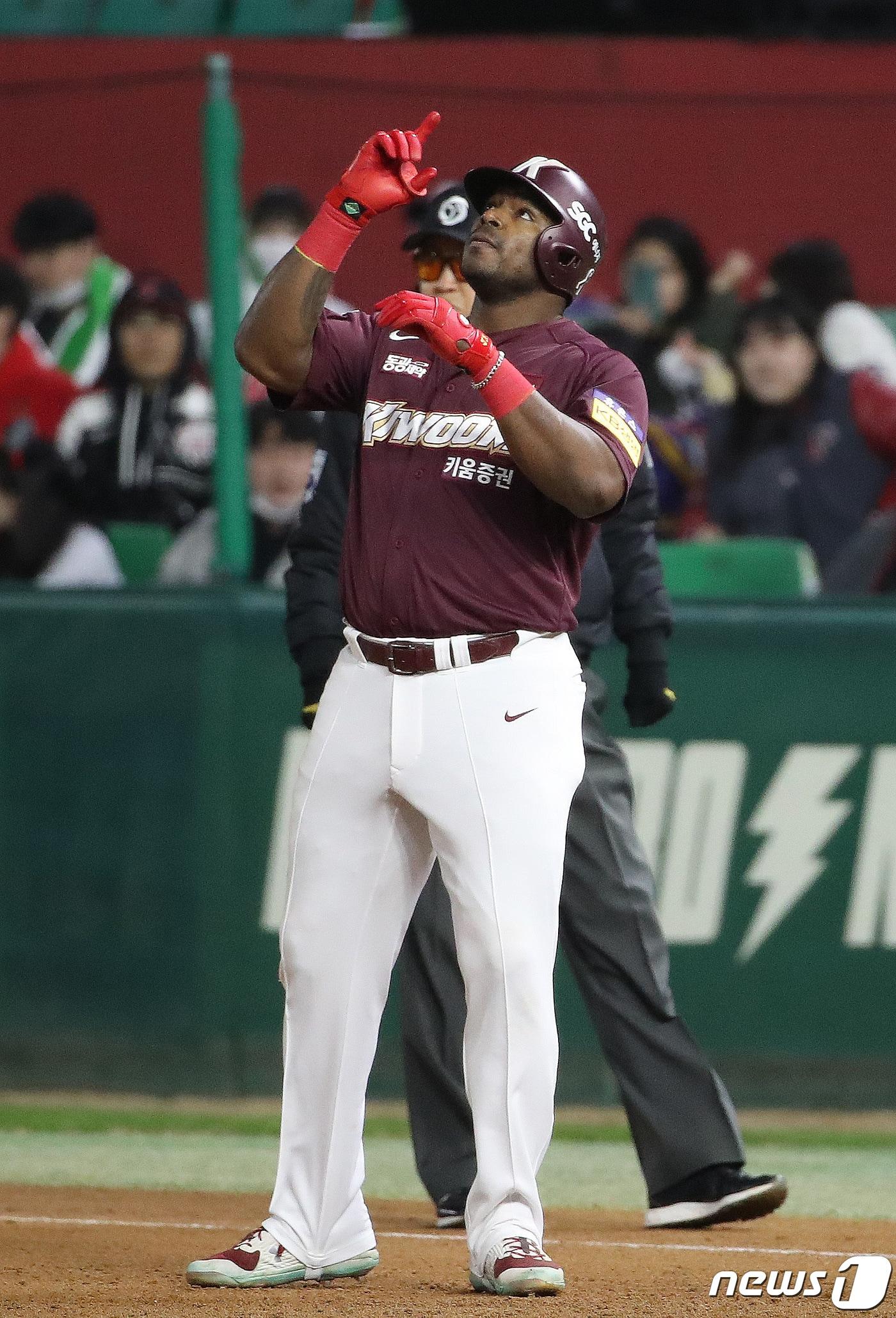 7일 오후 인천시 미추홀구 SSG 랜더스필드에서 열린 프로야구 &#39;2022 신한은행 SOL KBO 포스트시즌&#39; 한국시리즈 5차전 키움 히어로즈와 SSG 랜더스의 경기 3회초 1사 주자 없는 상황 키움 푸이그가 안타를 치고 세리머니를 하고 있다. 2022.11.7/뉴스1 ⓒ News1 임세영 기자