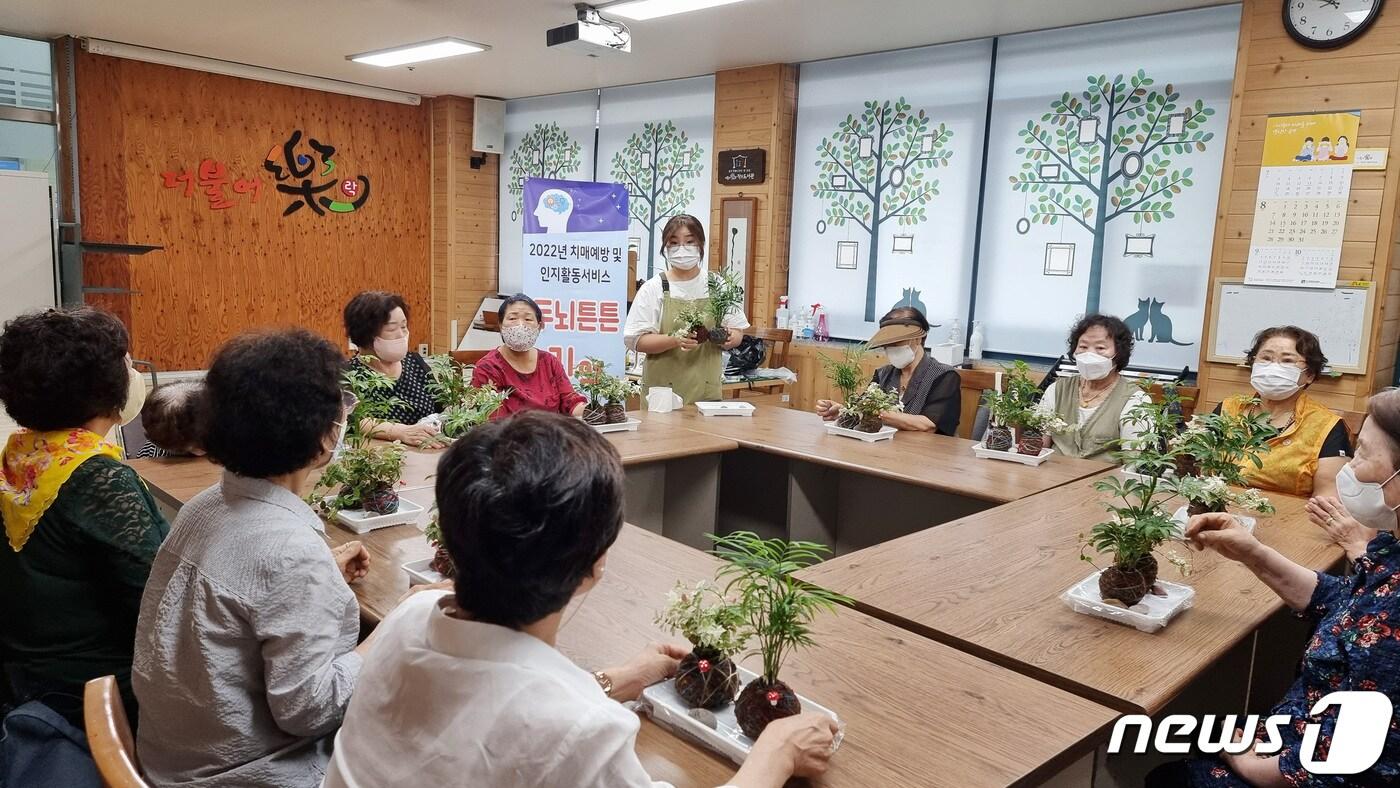 광주 광산구 더불어락노인복지관의 치매예방프로그램 &#39;두뇌튼튼 기억발전소&#39; 활동 모습. &#40;광주 광산구 제공&#41; 2022.11.8/뉴스1